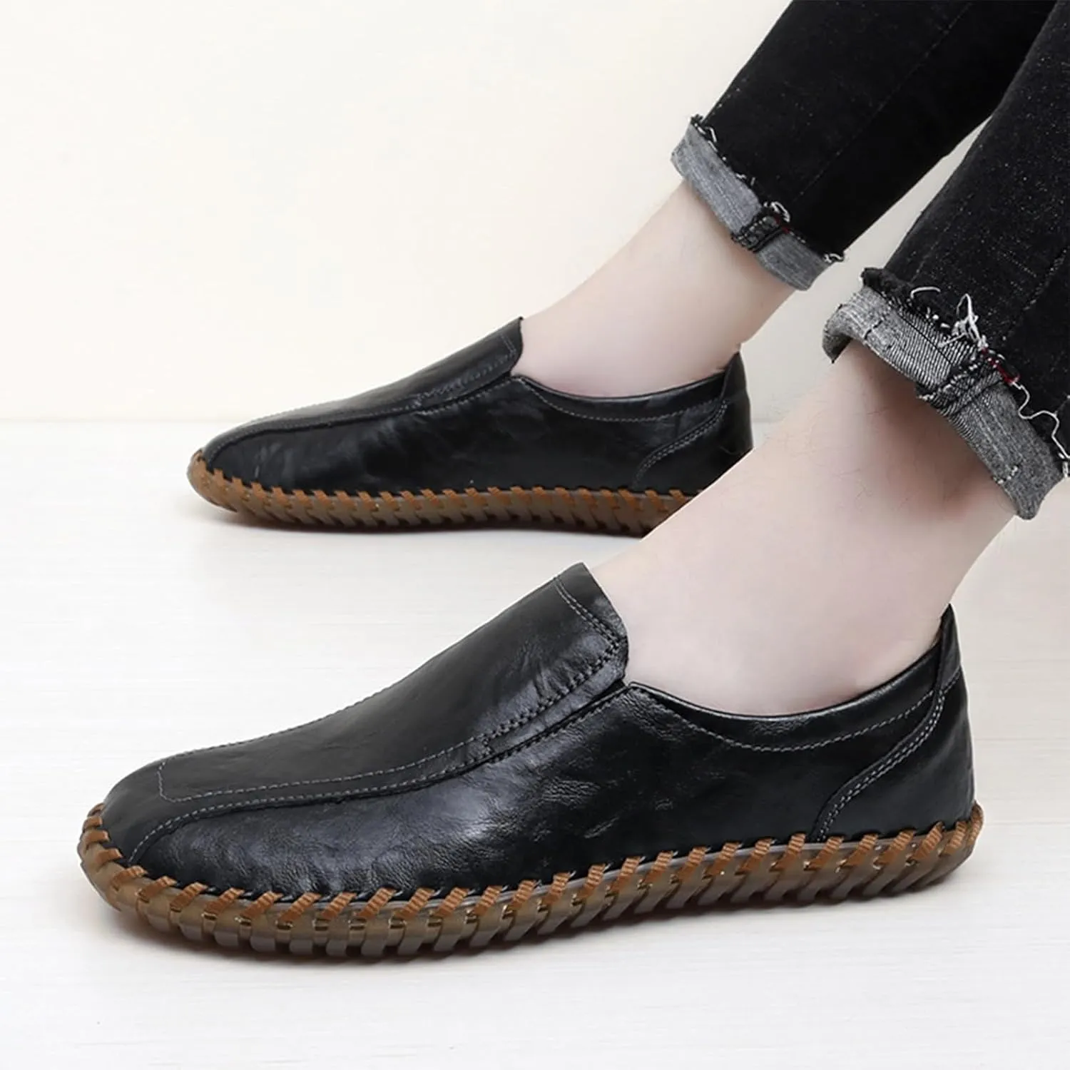 Men's Leather Hand-Sewn Flats Loafers, Comfortable Round Toe Flat Bottom Non-Slip Slip-On Driving Shoes Light Moccasin Flats Boat Shoes